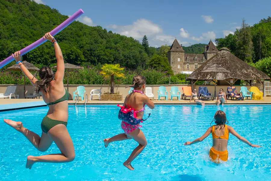 Fun in the pool at Camping Chateau du Gibanel 